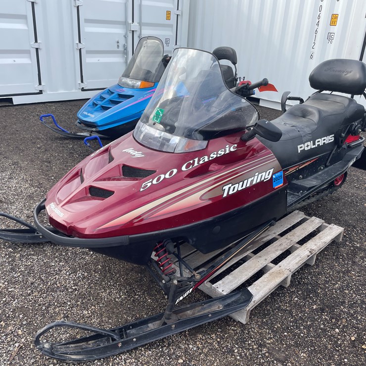 #1091 • 2000 Polaris Indy Classic Touring Snowmobile (Has Reg. Card)
