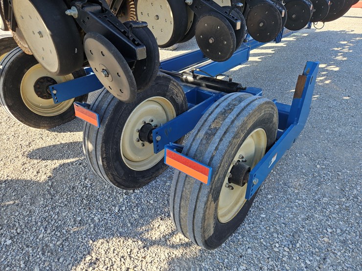 2012-kinze-3600-image-12