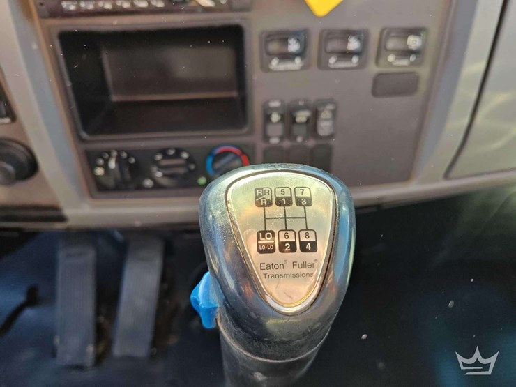 2015-peterbilt-348-image-11