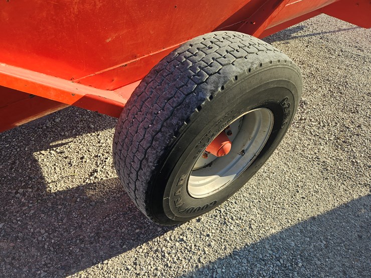 #203718-•-knight-8114-manure-spreader-image-10