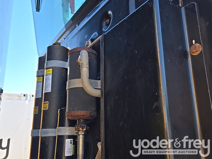 2016-caterpillar-120m2-image-202