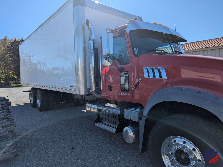 2016-mack-granite-gu713-image-10