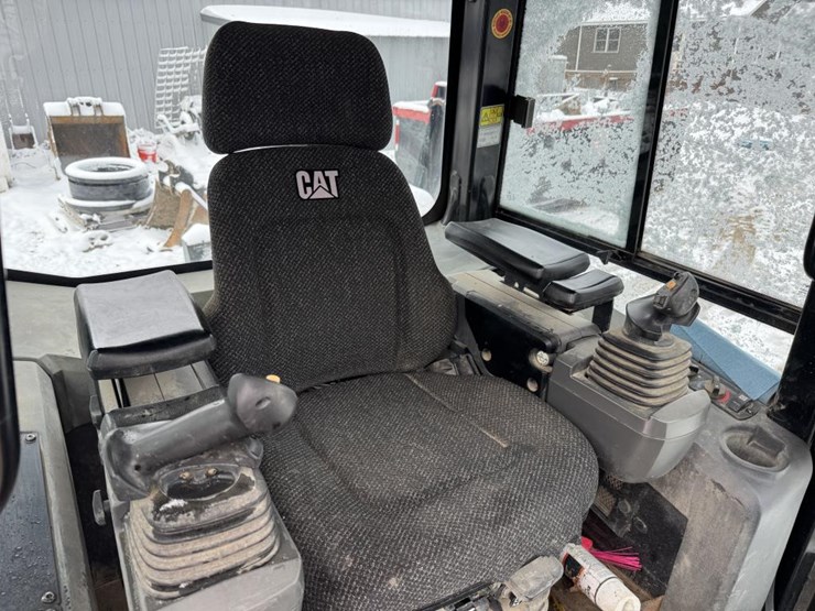 2012-caterpillar-d4k-image-28