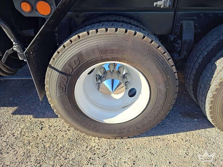 2015-peterbilt-348-image-49