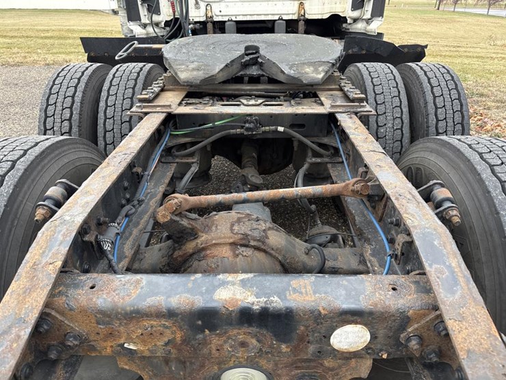 #1481-•-2015-freightliner-cascadia-day-cab-truck-tractor-image-25