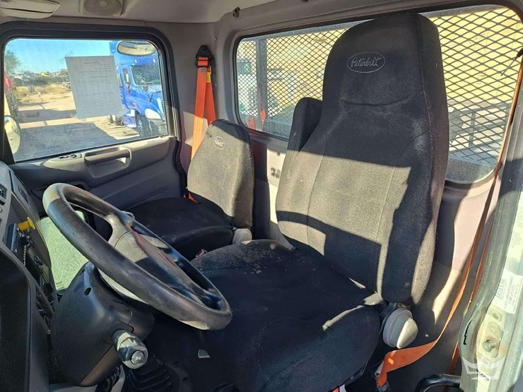 2015-peterbilt-348-image-30