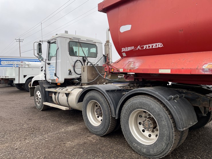 #1061-•-2004-mack-cx613-tandem-axle-day-cab-semi-tractor-(has-wi-title)-image-8