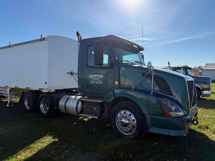 volvo-d13-semi-image-3