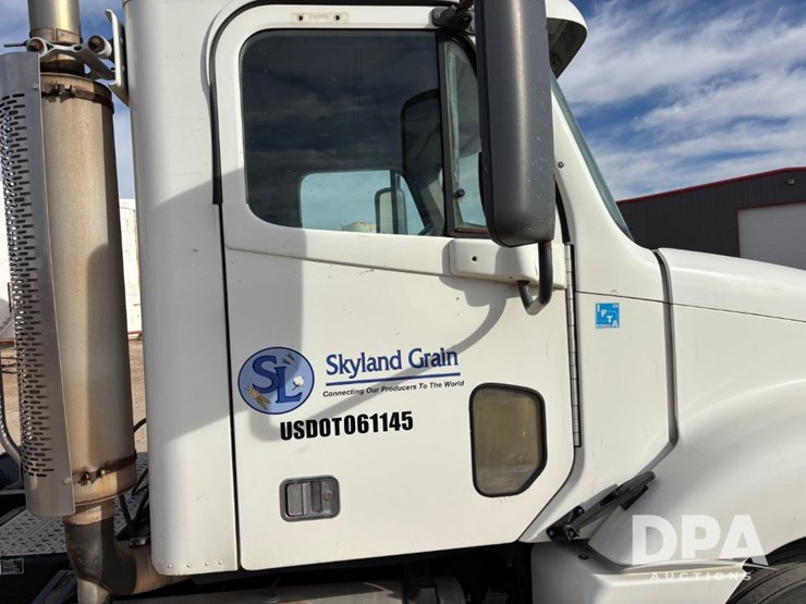 2006-freightliner-day-cab-truck-(gp12099,-unit-802)-image-48