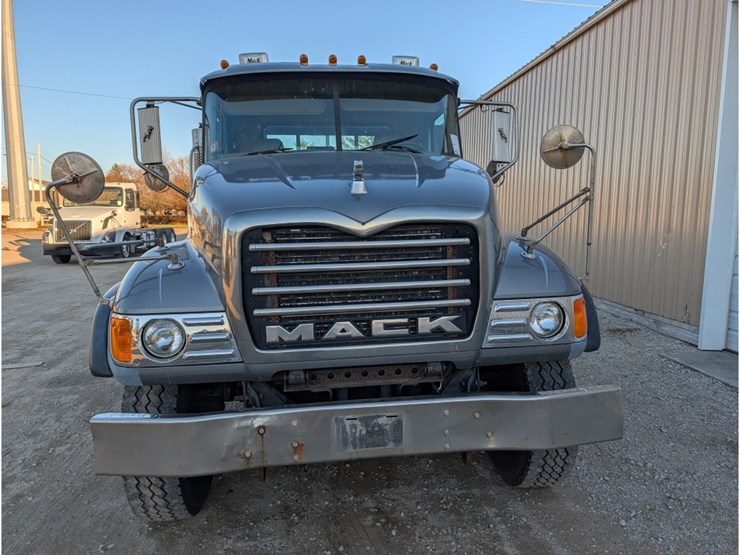 2006-mack-cv713-flatbed-image-2
