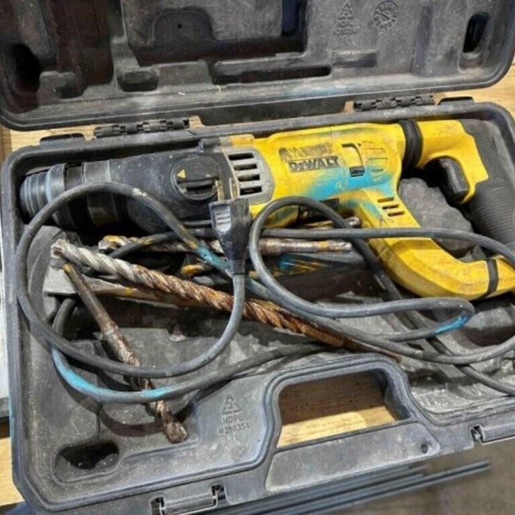 Dewalt hammer drill- powers on