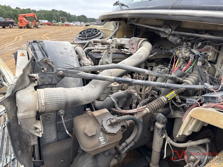 2005-freightliner-business-class-m2-box-truck-image-13