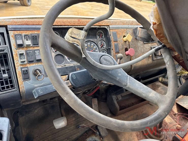 2003-freightliner-cab-&-chassis-truck-image-13