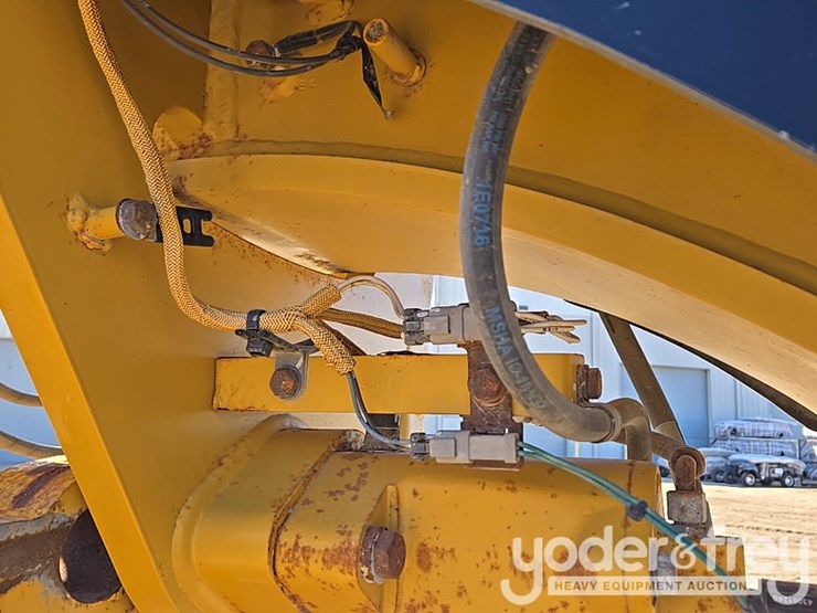 2016-caterpillar-120m2-image-79