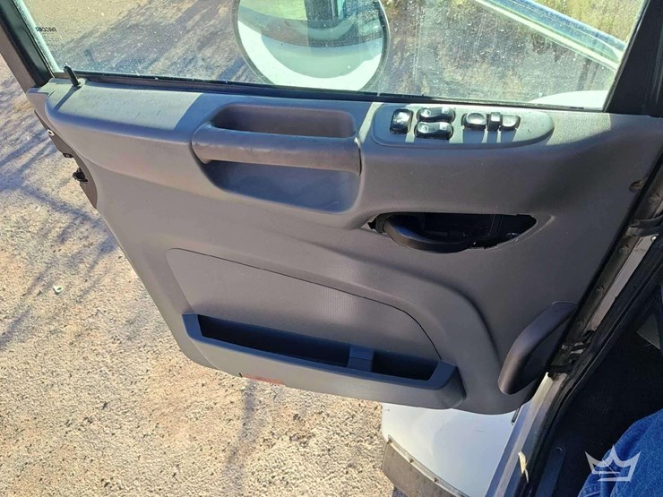 2015-peterbilt-348-image-15