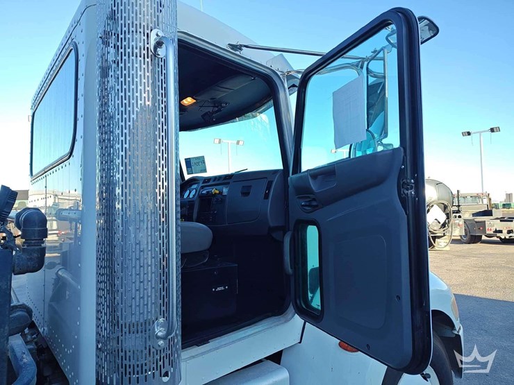 2016-peterbilt-337-image-44