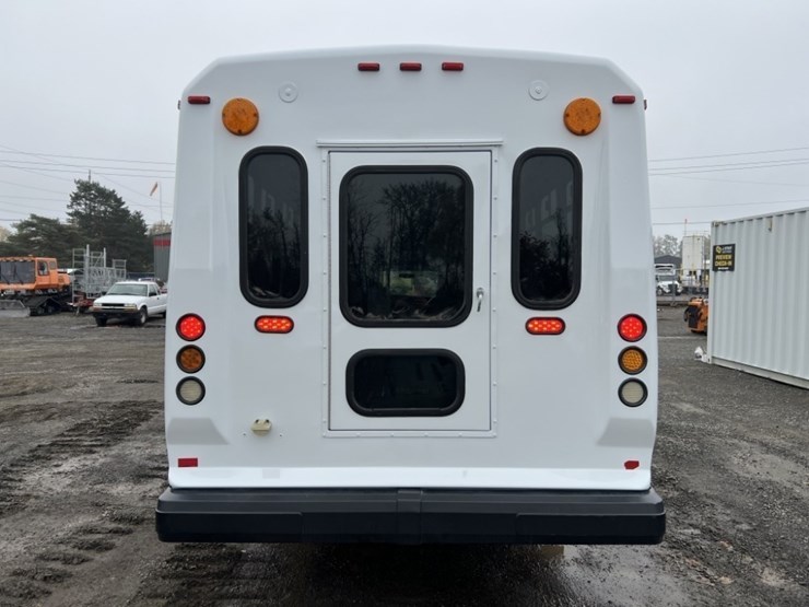 2014-chevrolet-express-paratransit-bus-image-5