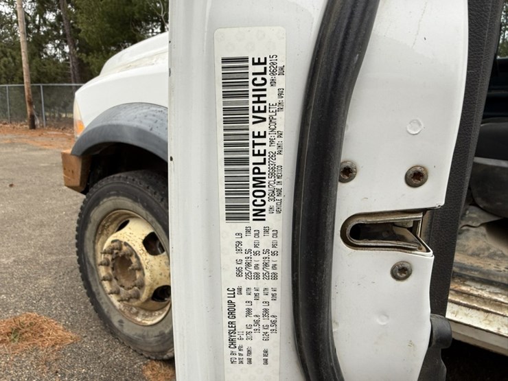 #1837-•-2011-ram-5500-4x4-flatbed-truck-image-54