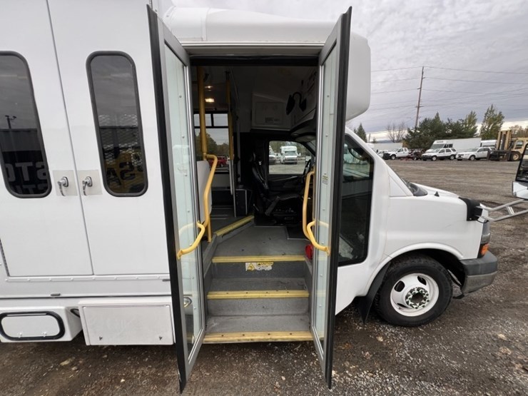 2014-chevrolet-express-paratransit-bus-image-19