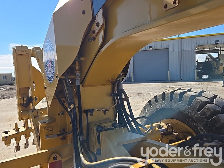 2016-caterpillar-120m2-image-64