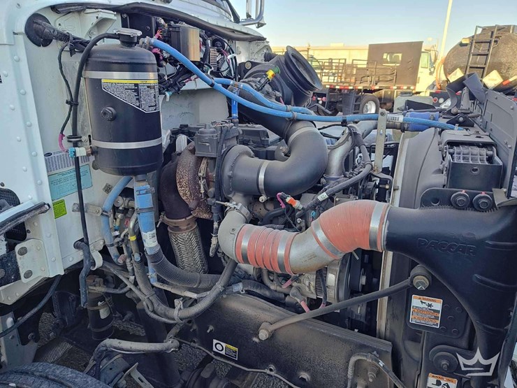 2016-peterbilt-337-image-18