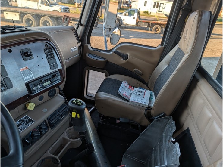 2006-mack-cv713-flatbed-image-23