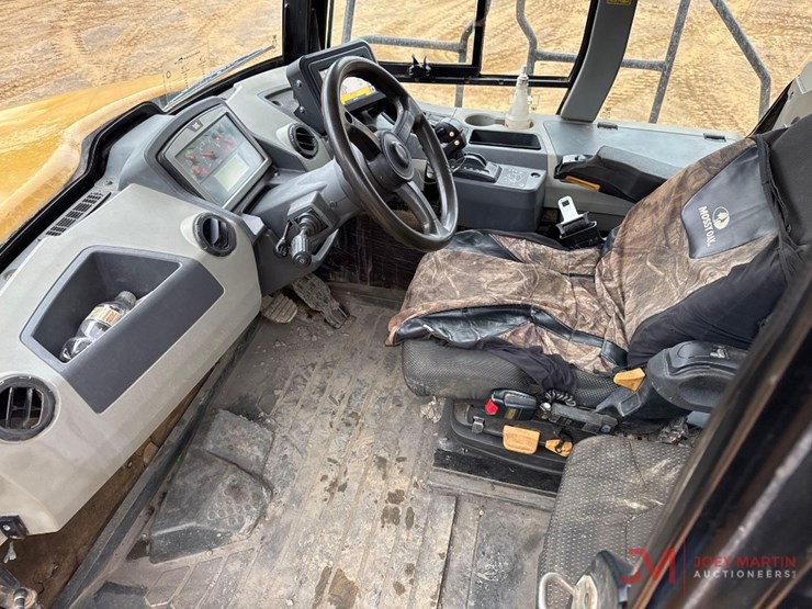 2019-caterpillar-730-image-18