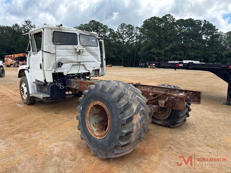 2003-freightliner-cab-&-chassis-truck-image-3