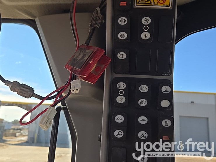 2016-caterpillar-120m2-image-230