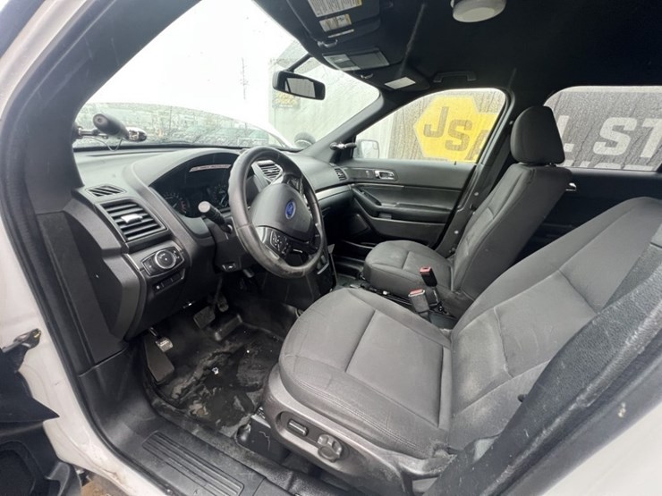 2017-ford-explorer-image-23