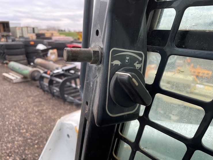 2015-bobcat-s590-image-31