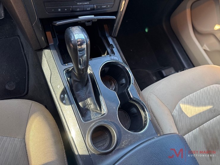 2016-ford-explorer-image-16