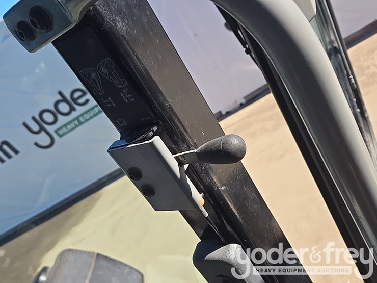 2016-caterpillar-120m2-image-237