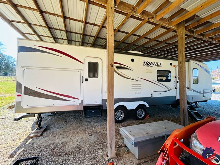 2011-keystone-hornet-platinum-31rbds-t/a-camper-trailer-image-4