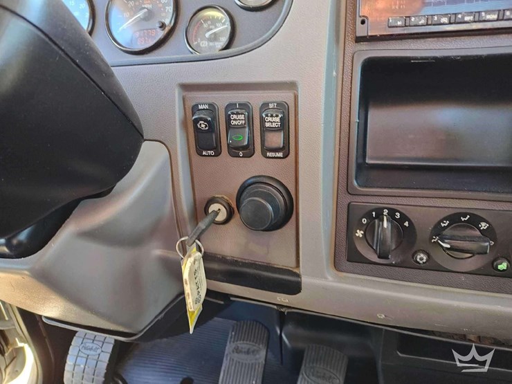 2015-peterbilt-348-image-10