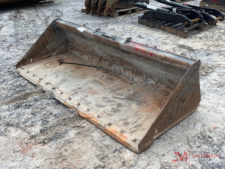 84"-skid-steer-bucket-w/-smooth-bolt-on-cutting-edge-image-4