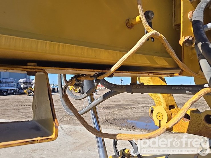 2016-caterpillar-120m2-image-71