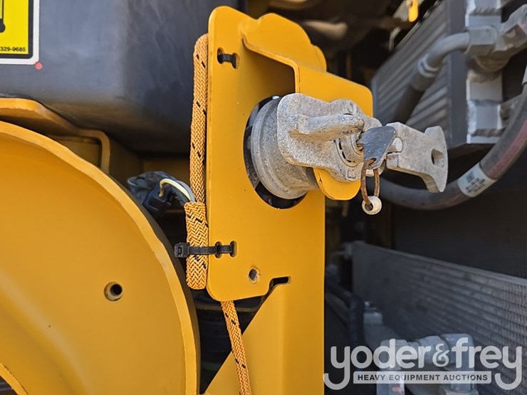 2016-caterpillar-120m2-image-160