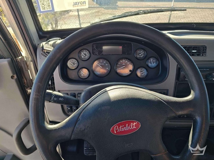 2015-peterbilt-348-image-8