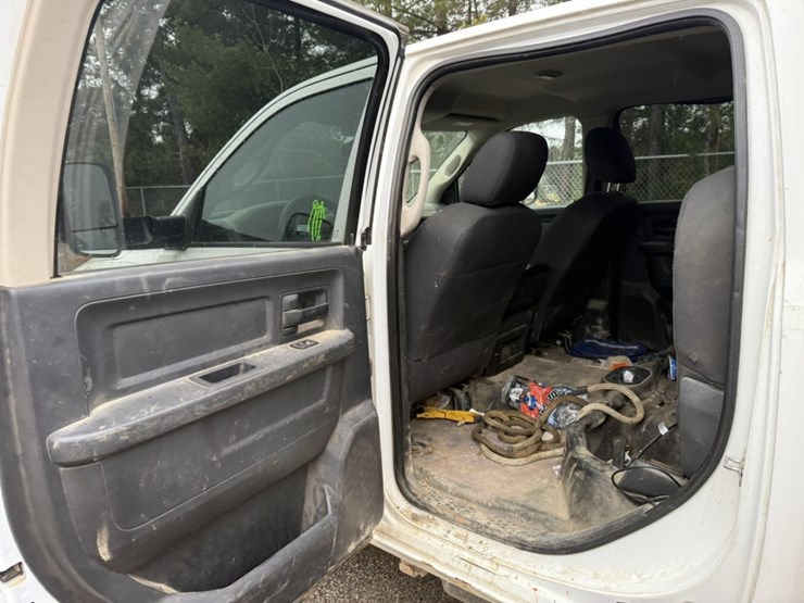 #1837-•-2011-ram-5500-4x4-flatbed-truck-image-34