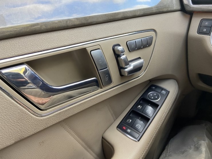 2011-mercedes-benz-e350-awd-sedan-image-30