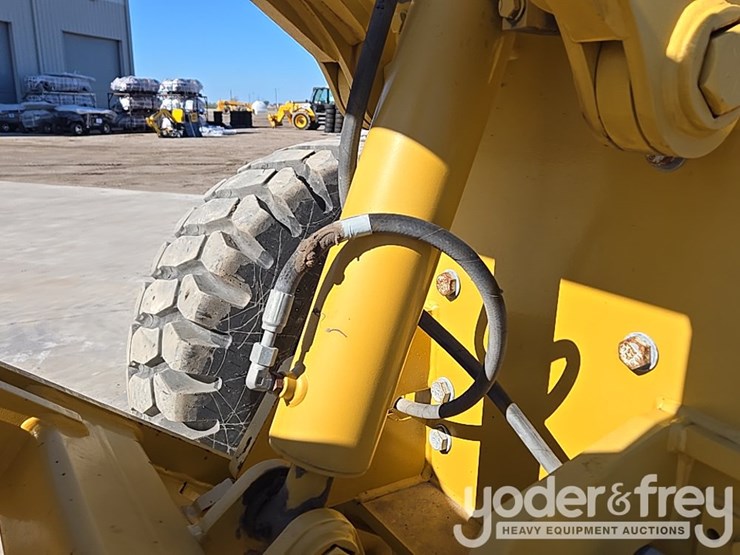 2016-caterpillar-120m2-image-50