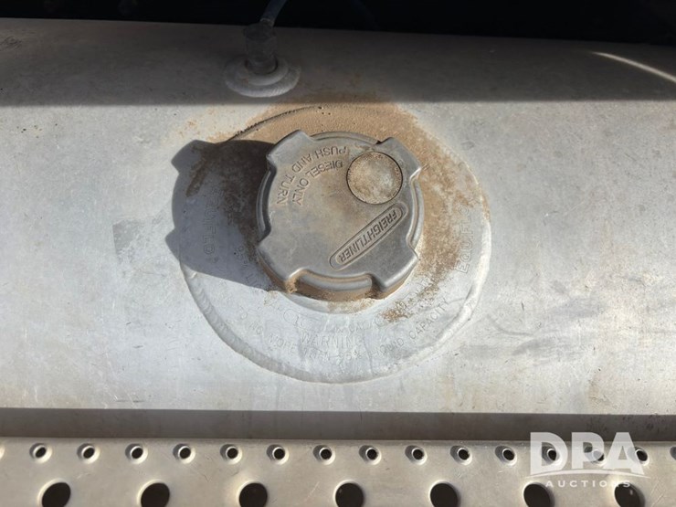 2006-freightliner-day-cab-truck-(gp12099,-unit-802)-image-47