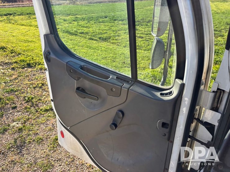 2005-freightliner-business-class-lp-bobtail-truck-(dr12590-unit-6501)-image-65