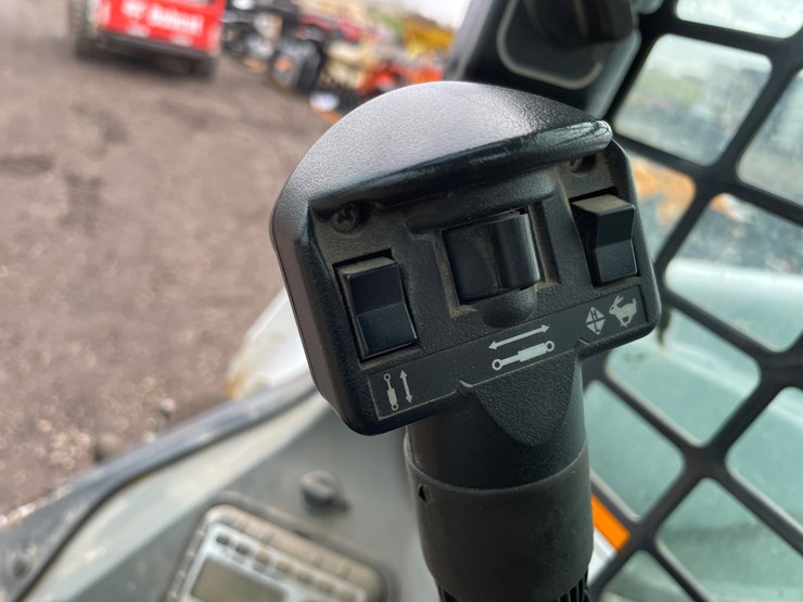 2014-bobcat-s530-image-30