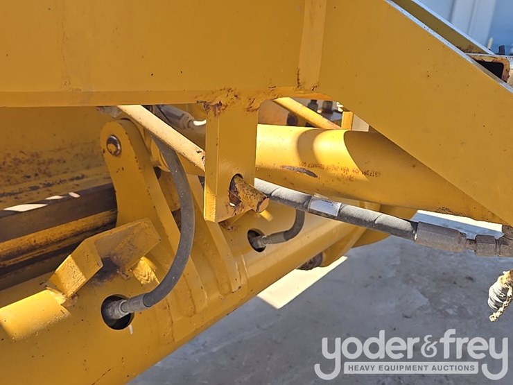 2016-caterpillar-120m2-image-75