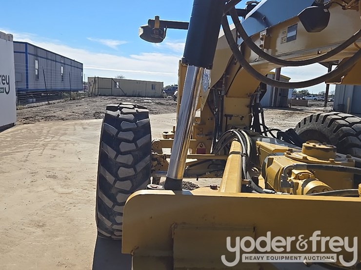 2016-caterpillar-120m2-image-82