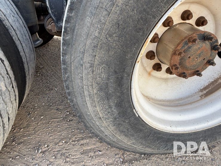 2006-freightliner-day-cab-truck-(gp12099,-unit-802)-image-34