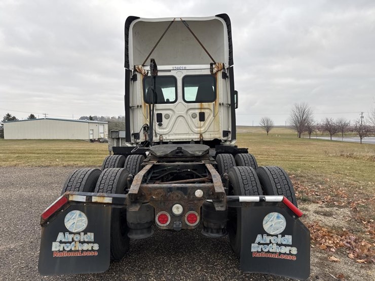 #1481-•-2015-freightliner-cascadia-day-cab-truck-tractor-image-4