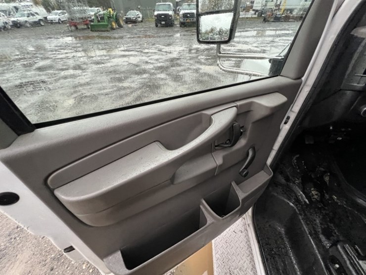 2014-chevrolet-express-paratransit-bus-image-21